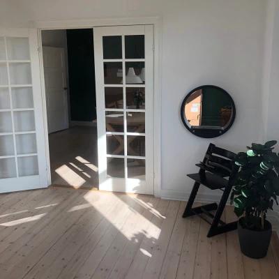 Round Built-in Bio Fireplace - Black by ScandiFlames. A modern, see-through bioethanol fireplace with manual control and 6-hour 