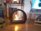 ScandiFlames Round Bio Fireplace - Black, a sleek and modern floor-standing bioethanol fireplace with a 64 cm length and 6-hour 